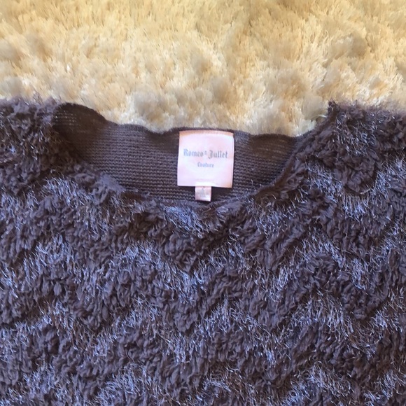 Romeo & Juliet fuzzy poncho in mauve - Picture 2 of 8